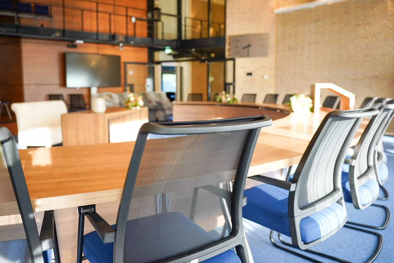 Kantoorinrichting Gemeente Urk raadszaal door DBKC ICT & Kantoor