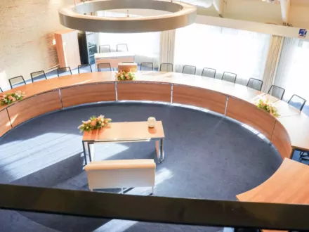 Kantoorinrichting Gemeente Urk raadszaal door DBKC ICT & Kantoor