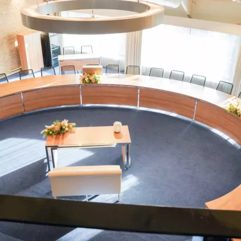 Kantoorinrichting Gemeente Urk raadszaal door DBKC ICT & Kantoor