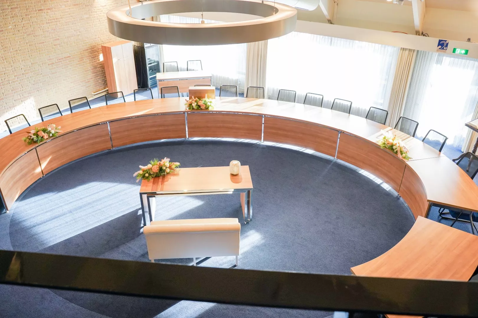 Kantoorinrichting Gemeente Urk raadszaal door DBKC ICT & Kantoor