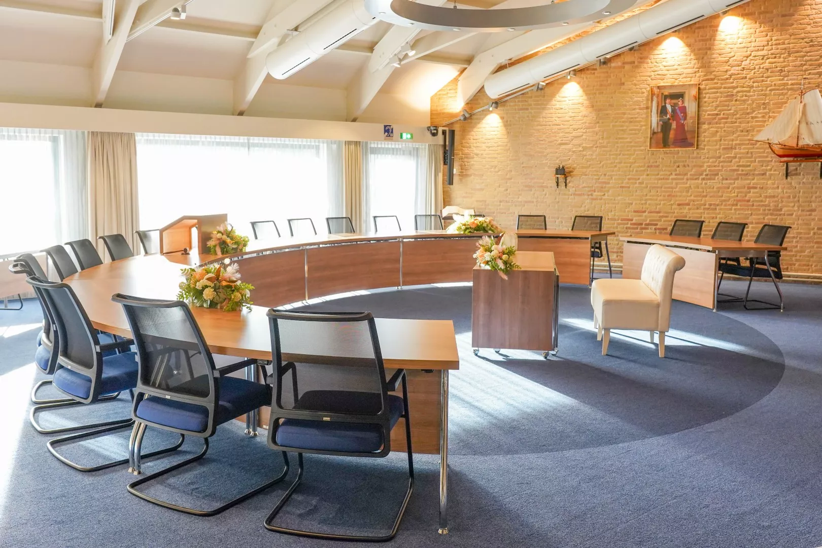 Kantoorinrichting Gemeente Urk raadszaal door DBKC ICT & Kantoor