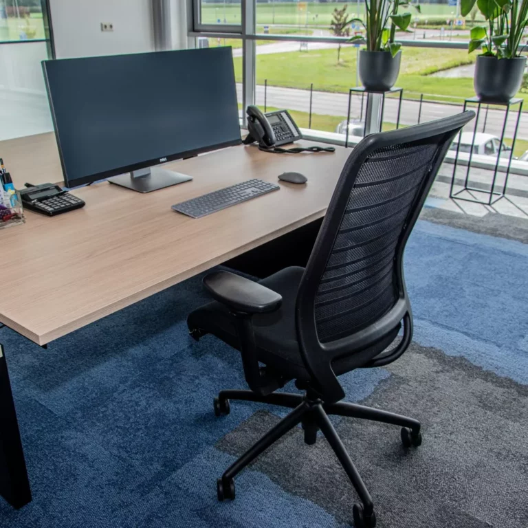 Kantoorinrichting Van Slooten Auto door DBKC ICT & Kantoor