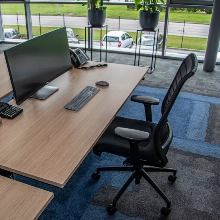 Kantoorinrichting Van Slooten Auto door DBKC ICT & Kantoor